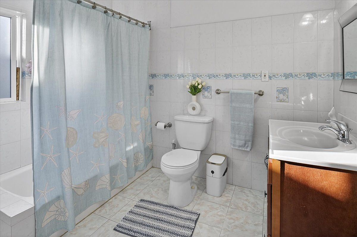 139 Grove Way photo 3