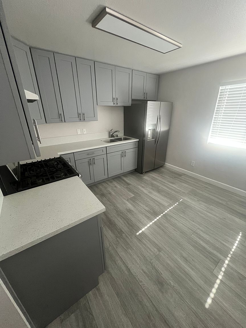 4875 Franklin Ave photo 2