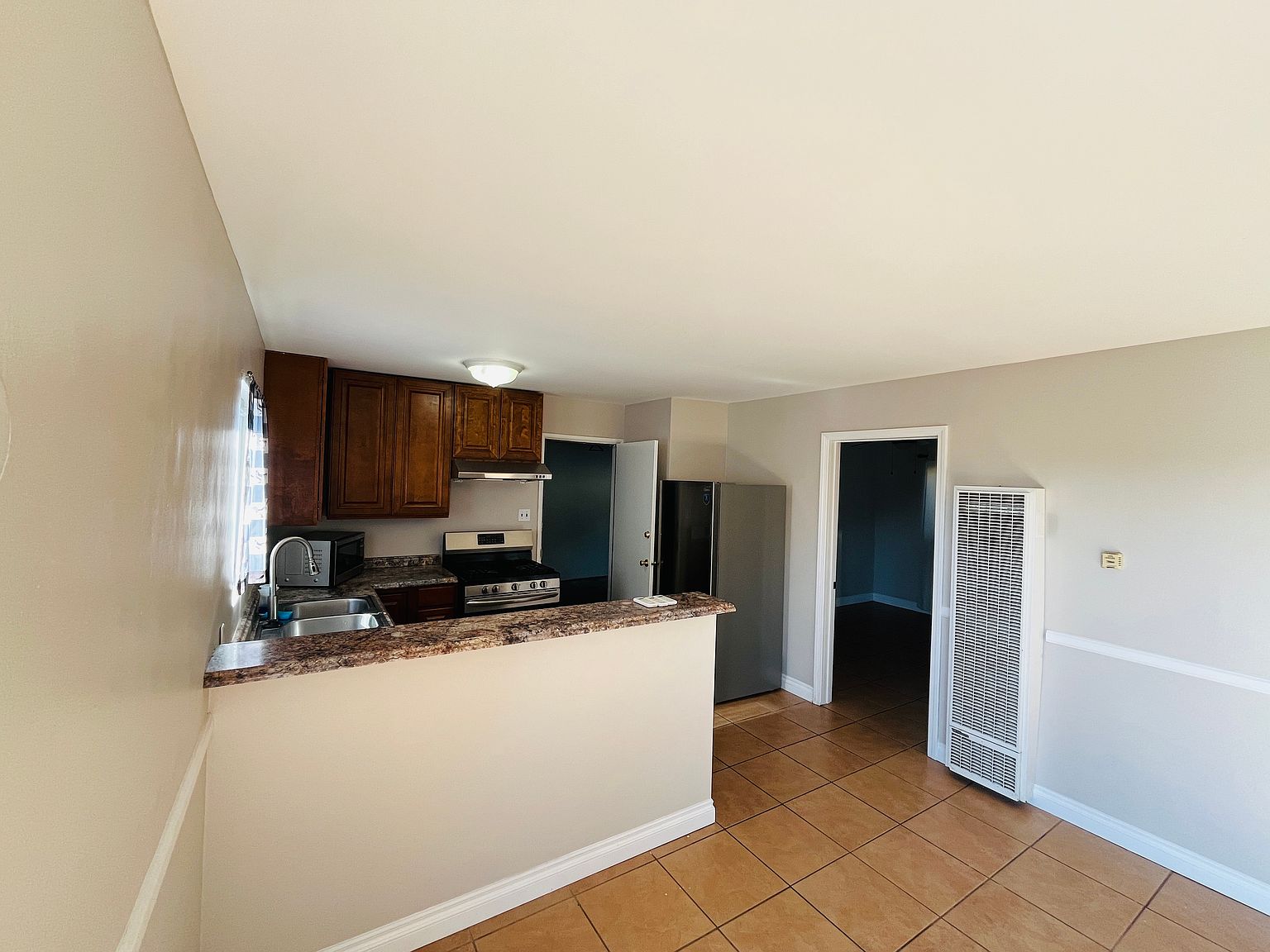 215 E Connecticut Ave photo 4