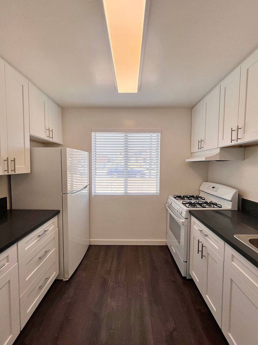 2223 Dunlop St photo 2