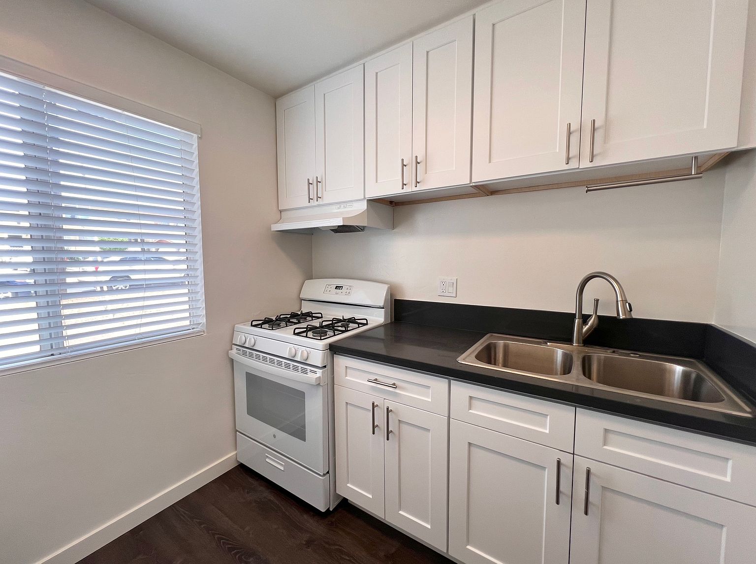 2223 Dunlop St photo 3