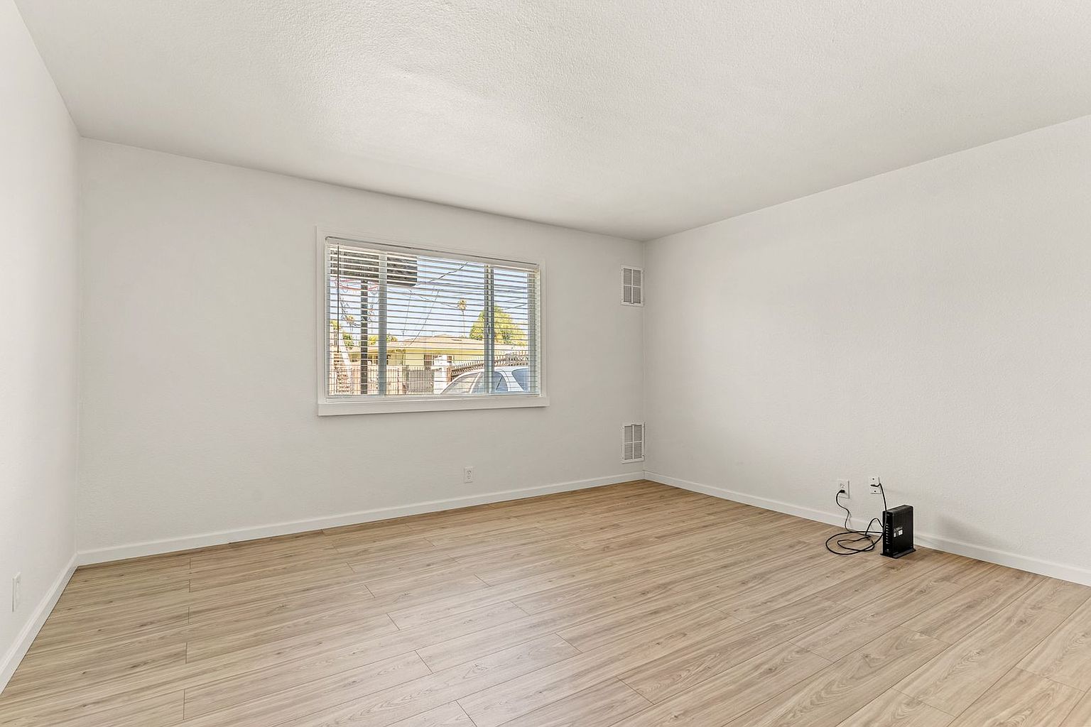 642 Douglas Ave unit 642 (Downstairs) photo 5
