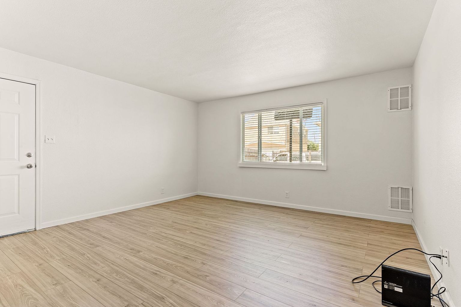 642 Douglas Ave unit 642 (Downstairs) photo 4
