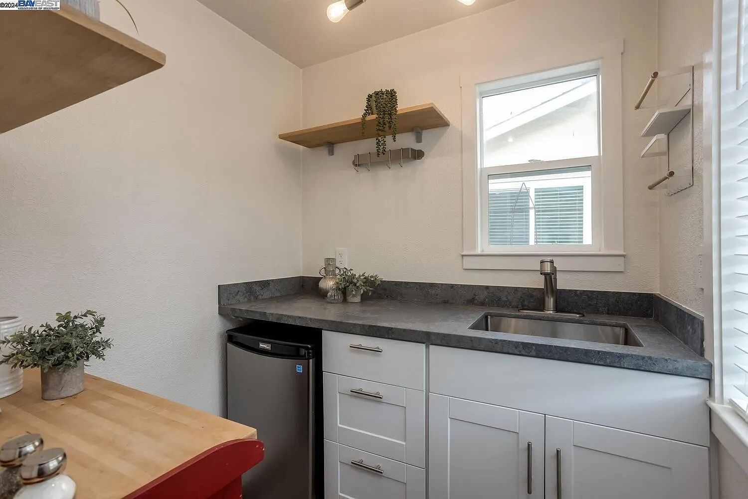 327 Riverside Ave photo 4