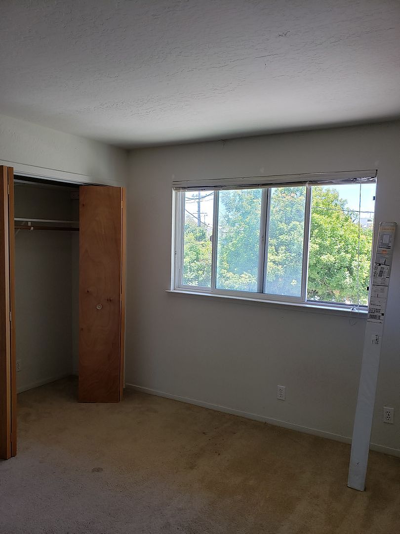 210 Locust St unit #5 photo 2