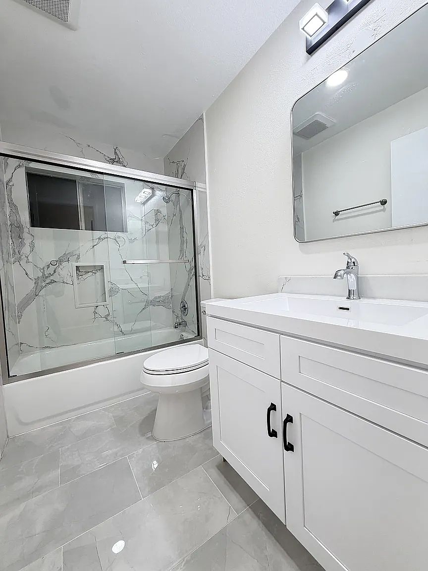 203 - 2401 Carlmont photo 4