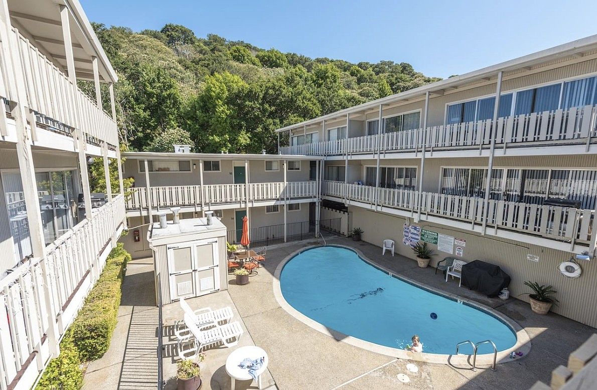 203 - 2401 Carlmont photo 2