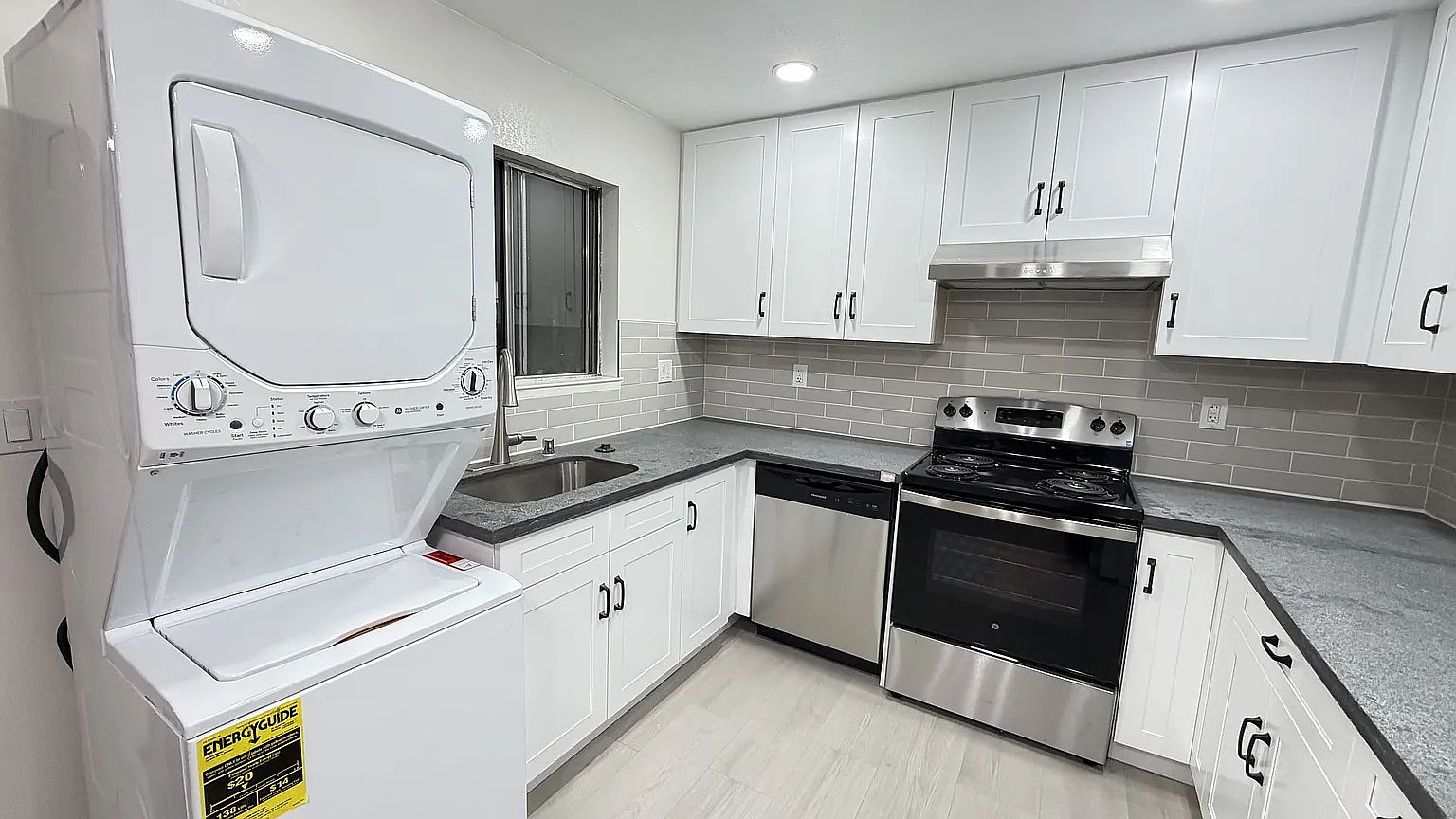 203 - 2401 Carlmont photo 5