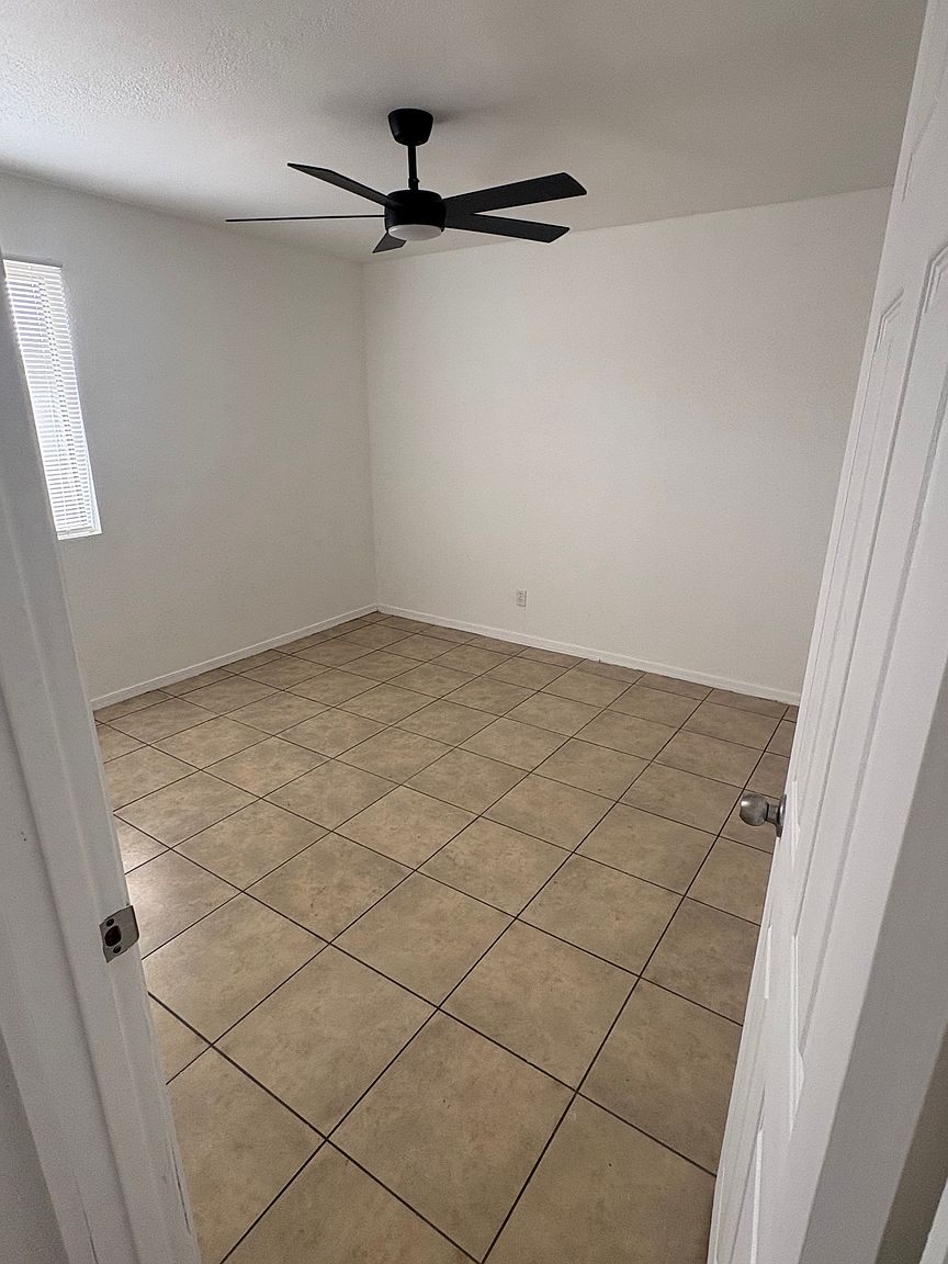 2715 E Marconi Ave photo 4