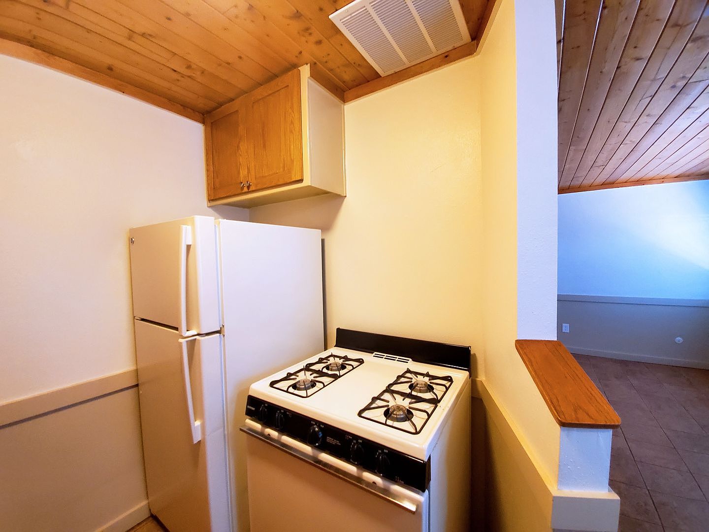 1 beds  1.0 baths photo 3