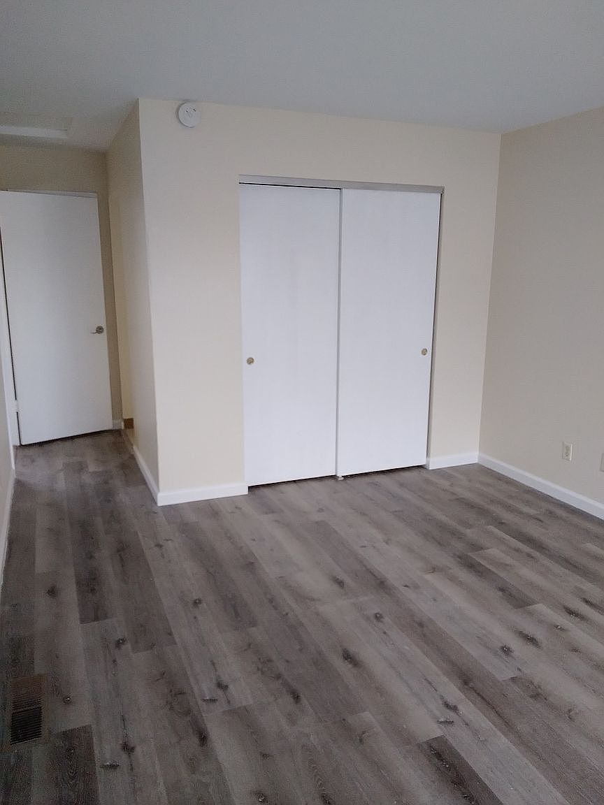 14 Stender Ave photo 5