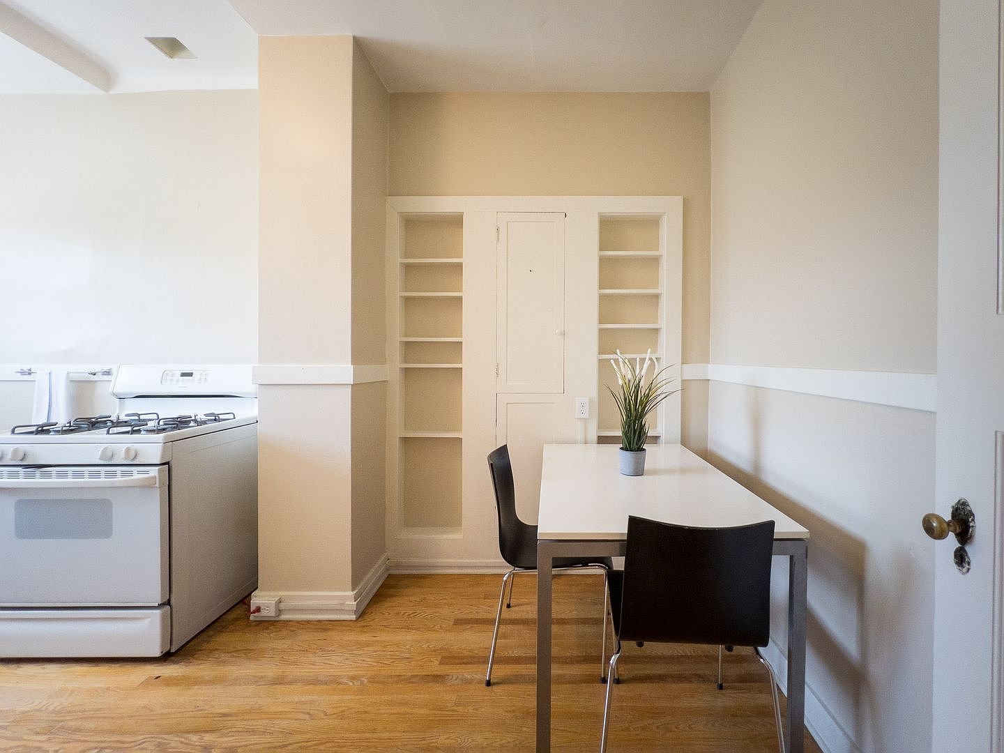 427 38th St unit 8 (furnished) photo 3