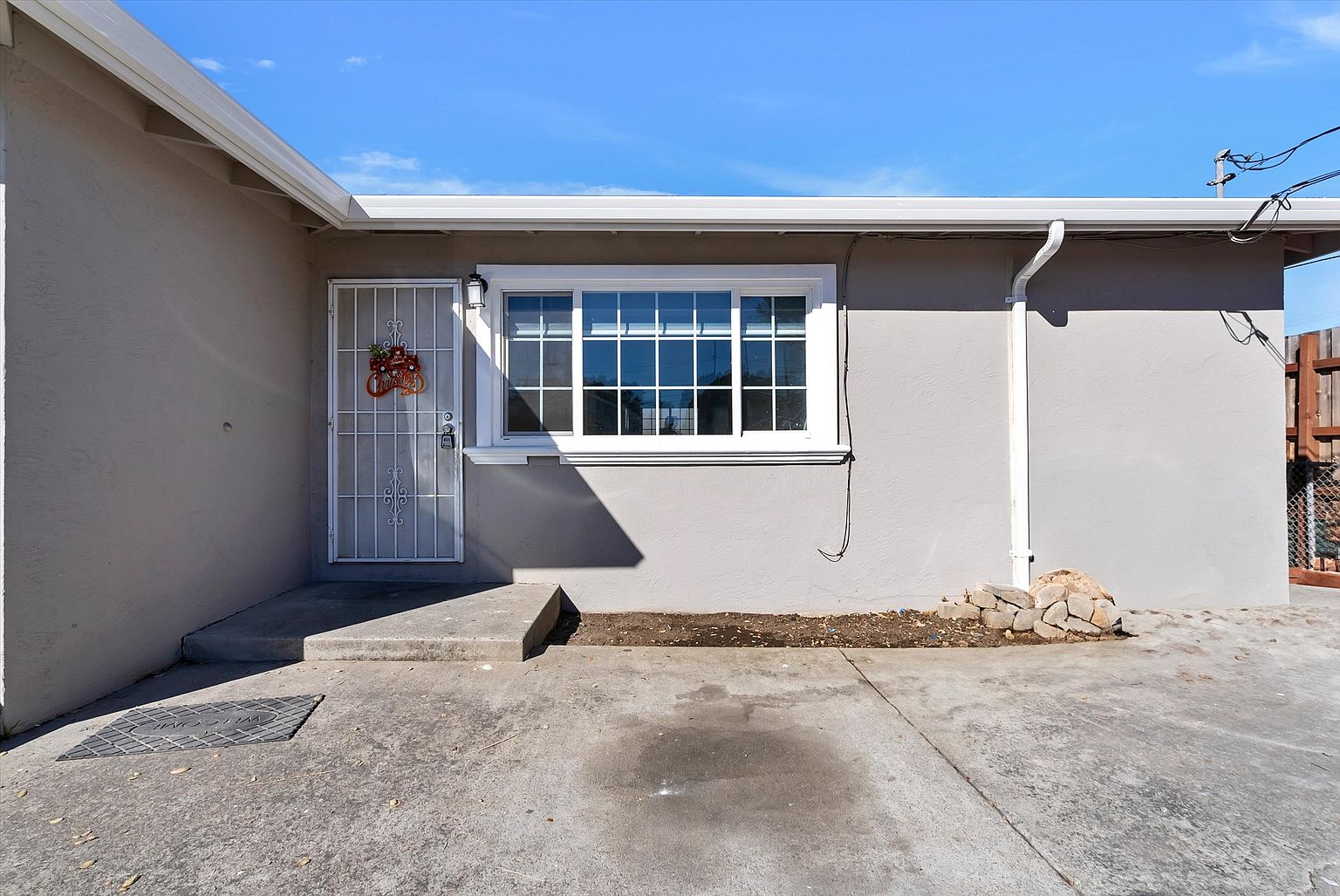 568 Simon St photo 2