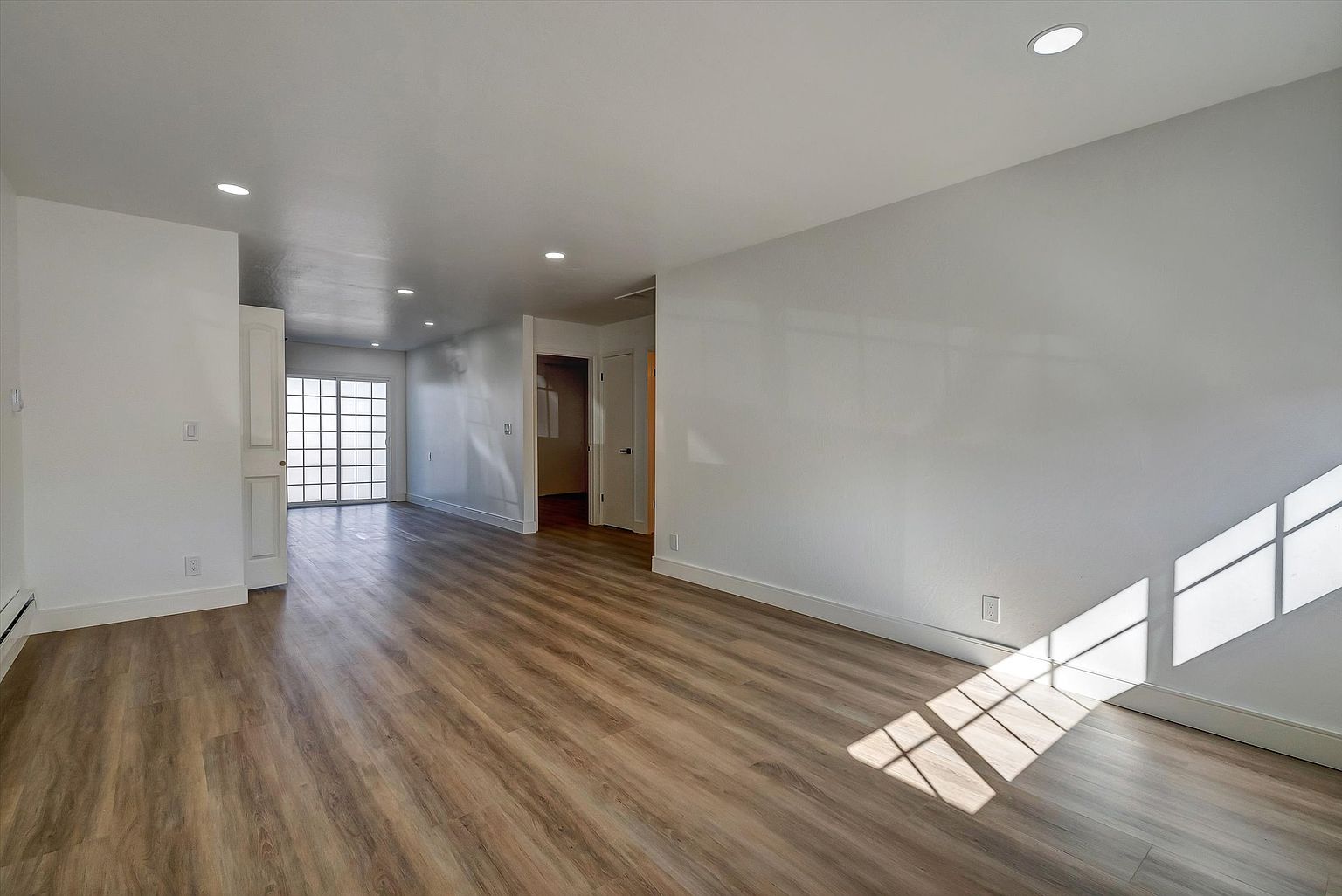 568 Simon St photo 4