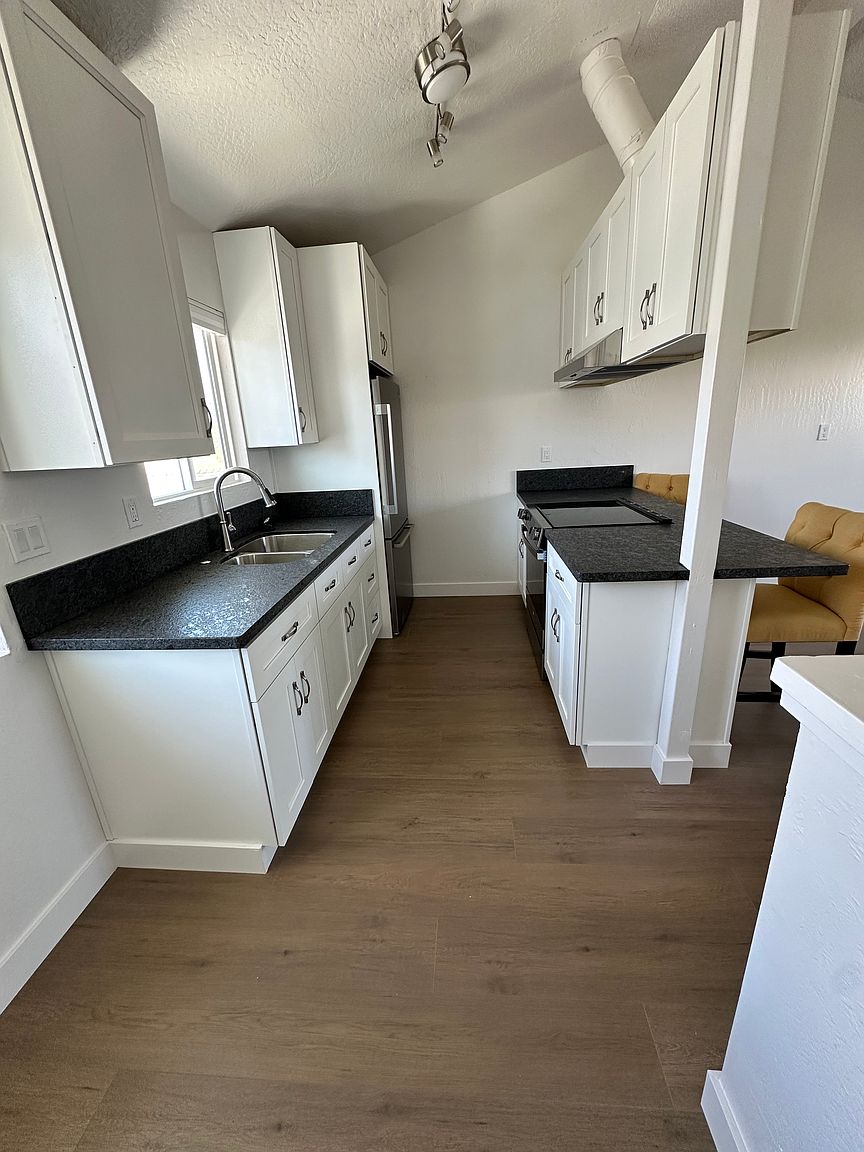 160 Park Pl photo 3
