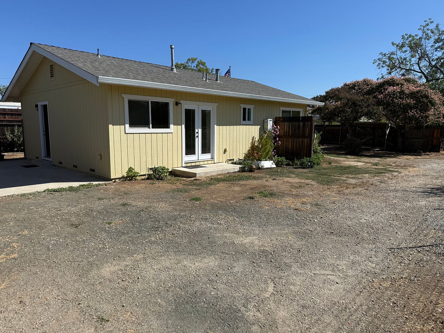 2BR/1BA Single Family House on Columbet Ave · San Martin photo 3