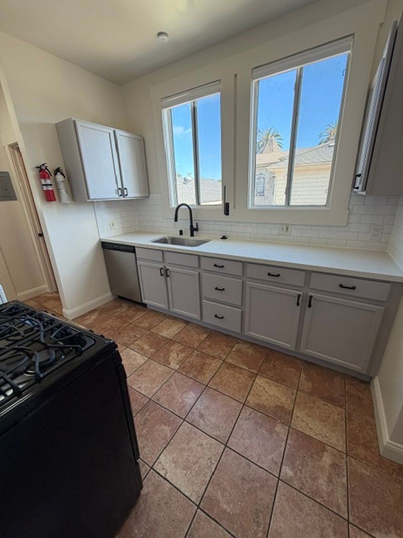 1BR/1BA Apartment on Filbert St · Oakland photo 3