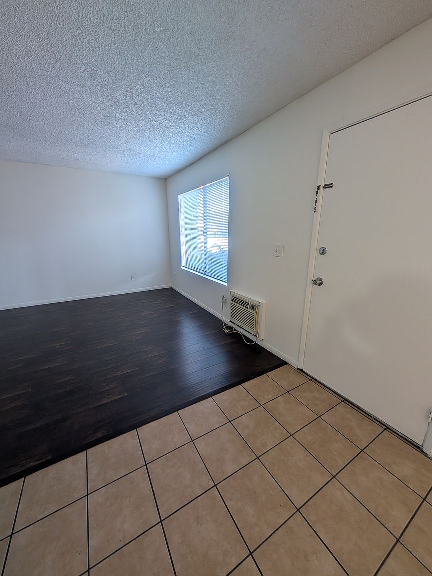 1054 S Magnolia Ave photo 2