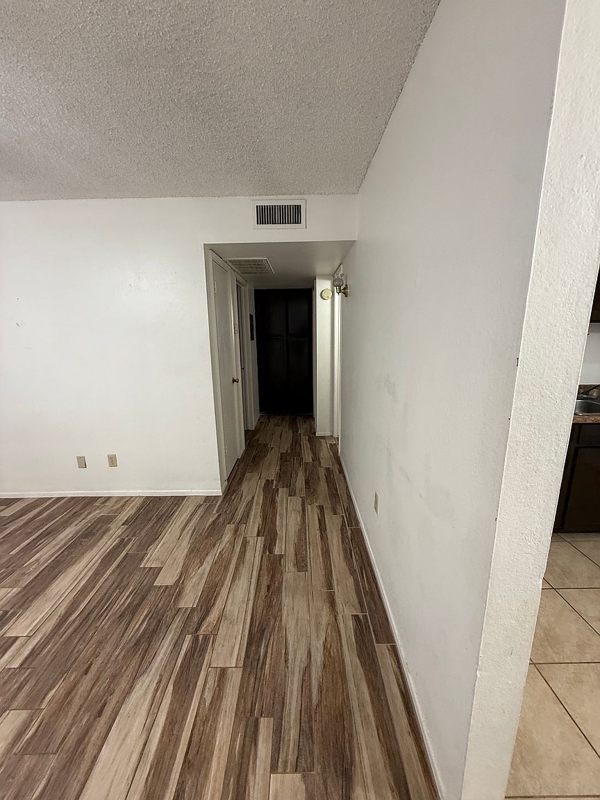 1101 S Farmer Ave photo 3