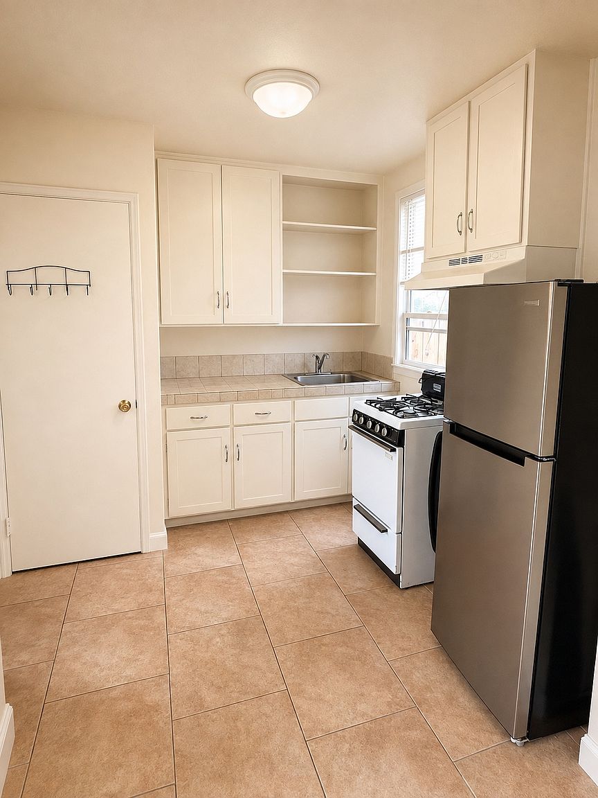 129 Raymond St photo 2