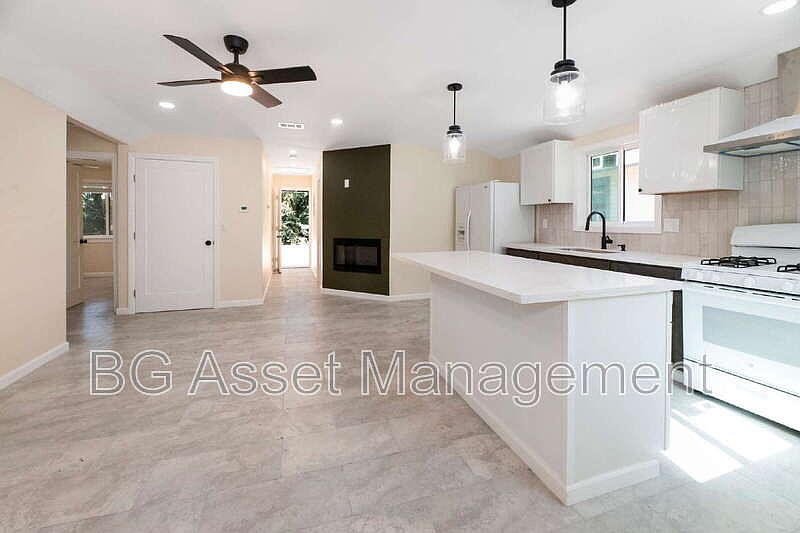 2807 Sabral Cir photo 3