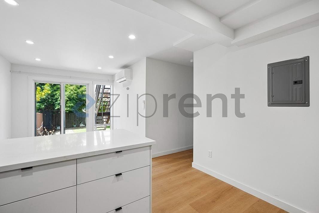 156 Ledyard St photo 5