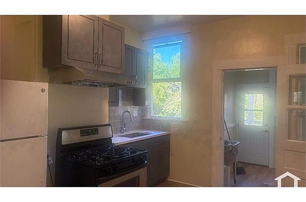 552 6th Ave photo 2