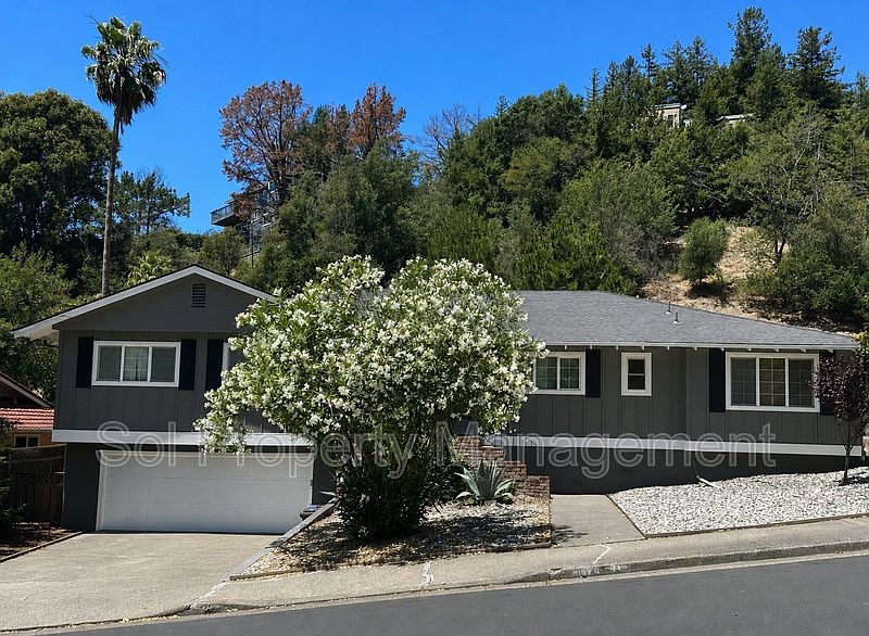 67 Elizabeth Way photo 3
