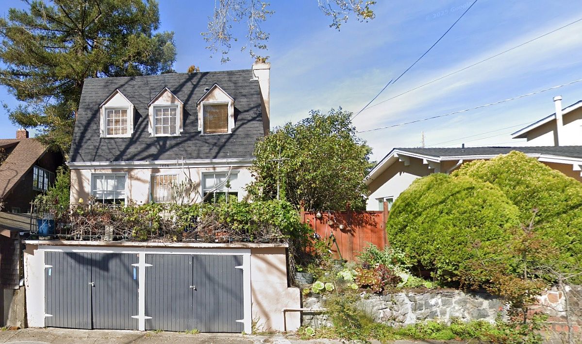 1406 Holly St photo 2