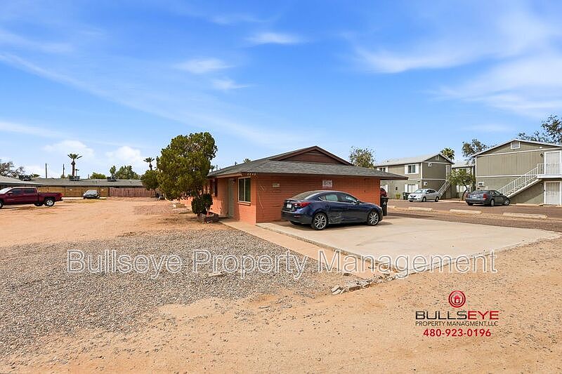 2245 W. Glenrosa Ave. photo 4