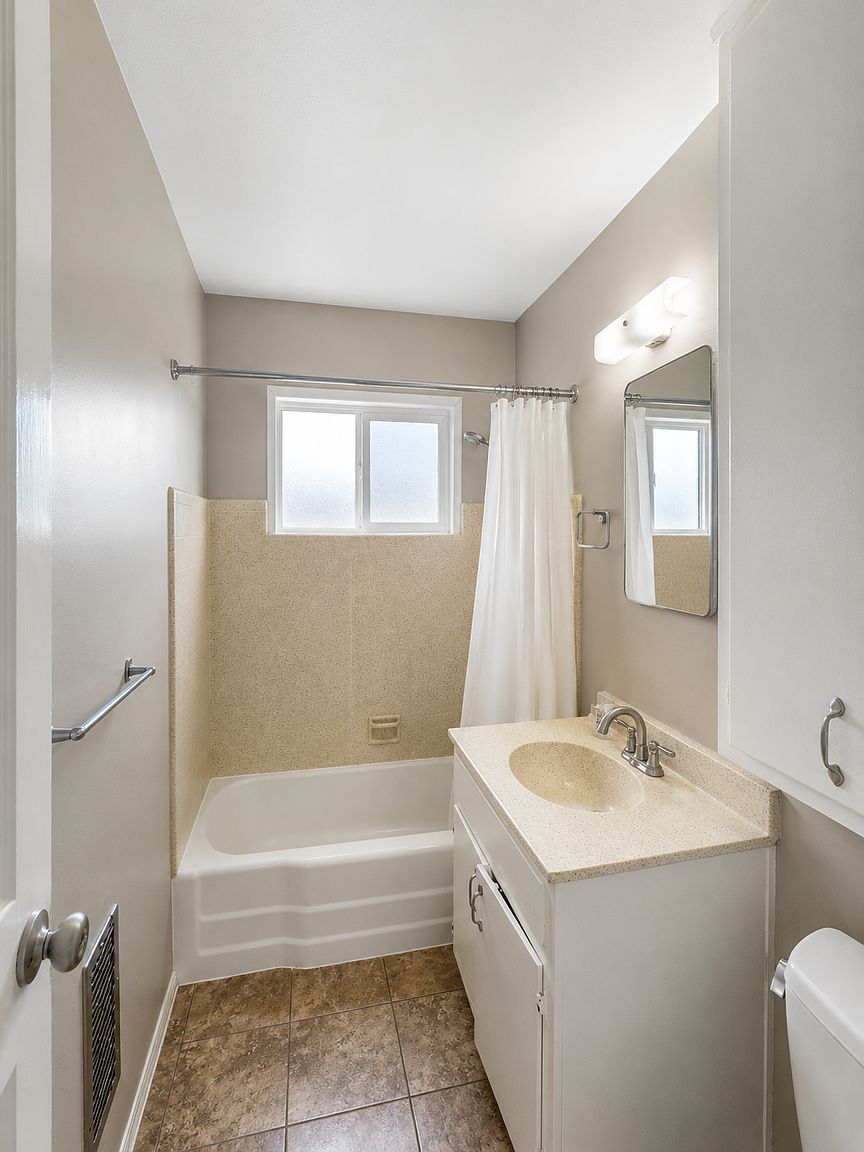 713 Loring St photo 4