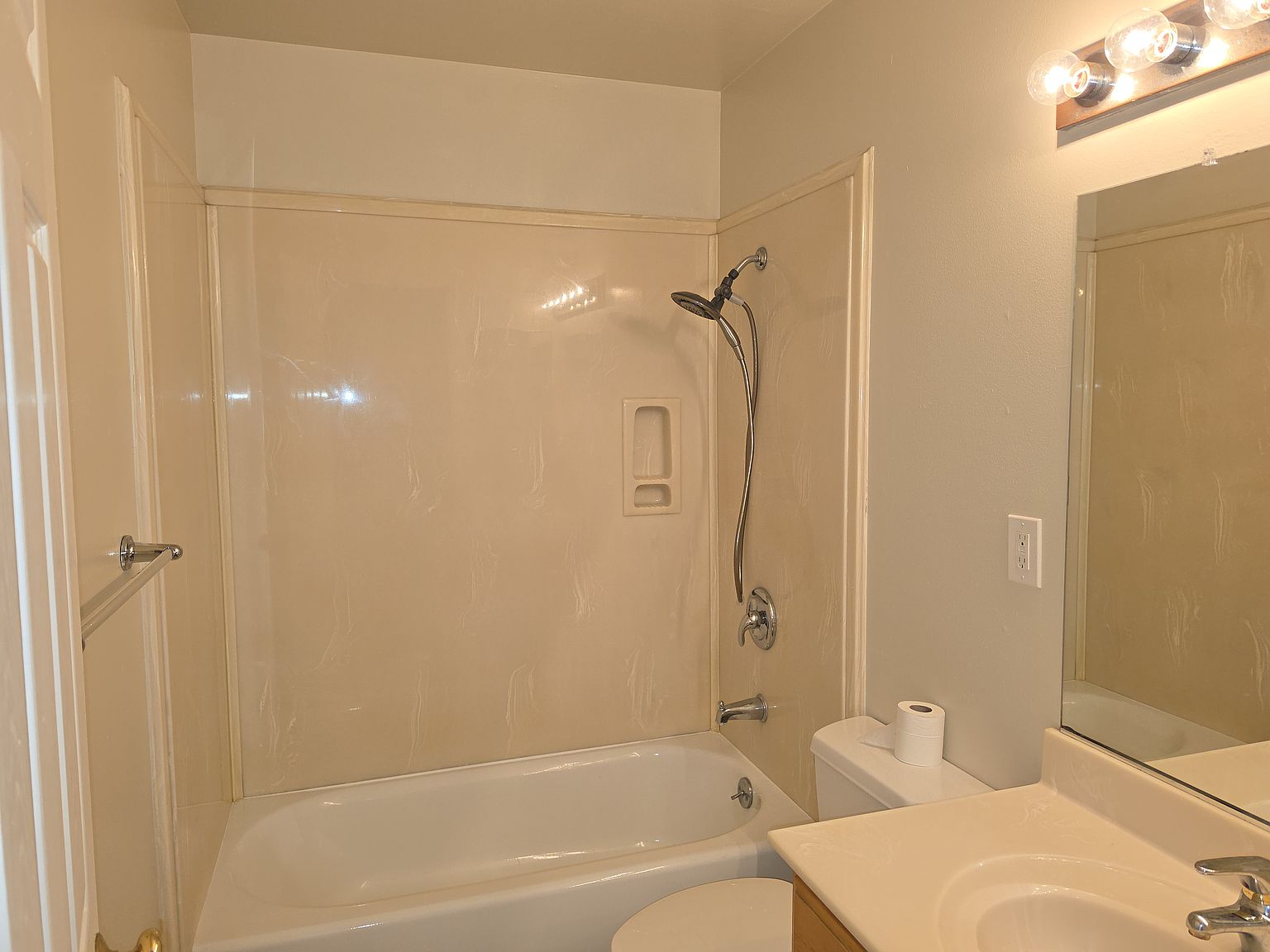 657 Alberta Ave photo 5