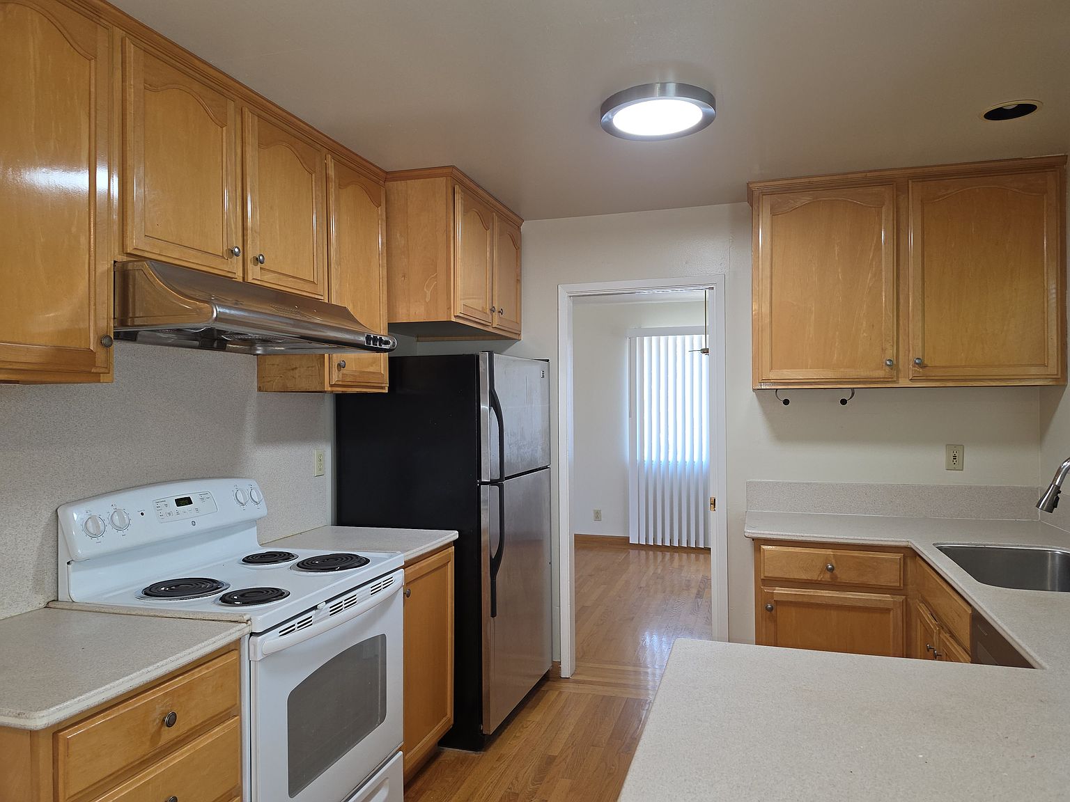 657 Alberta Ave photo 2