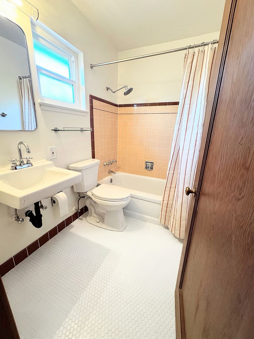 1503 Carmel Dr photo 5
