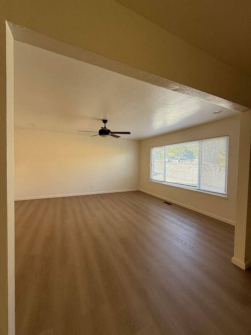 4561 Heyer Ave photo 5