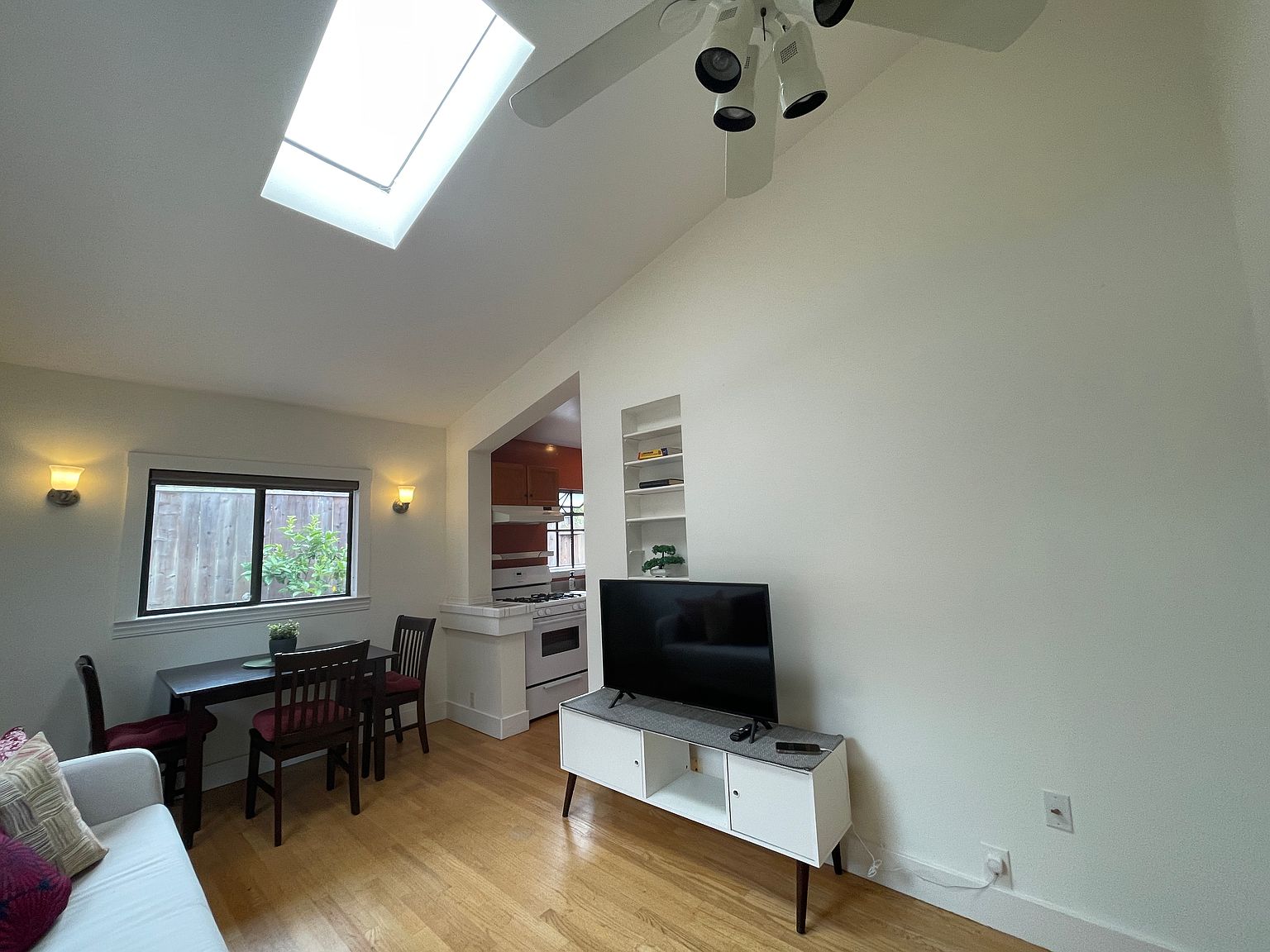 921 Aileen St photo 3