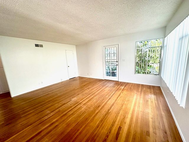 3082 Madison Ave photo 2