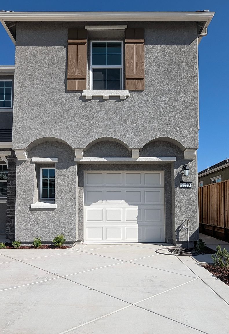 7910 Lamplight Dr photo 2