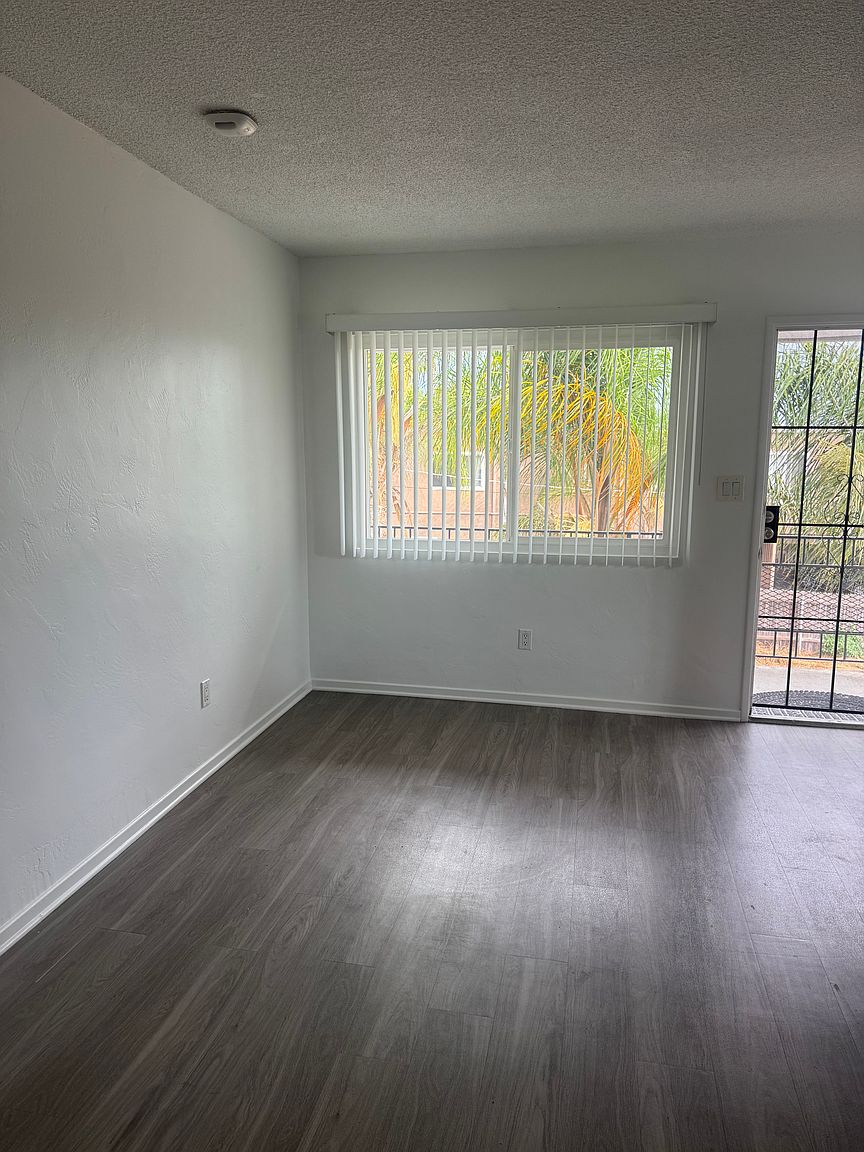 4636 4th St photo 4
