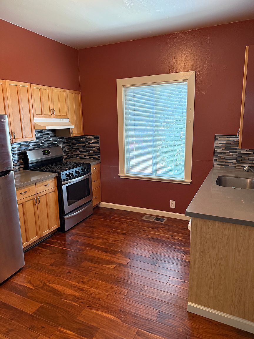 1615 Oregon St photo 2