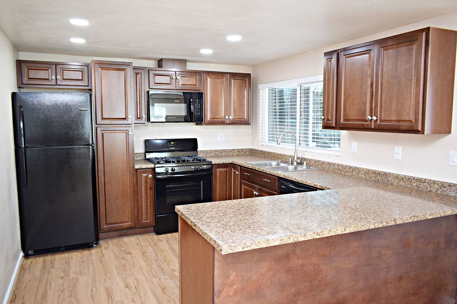 2216 photo 2