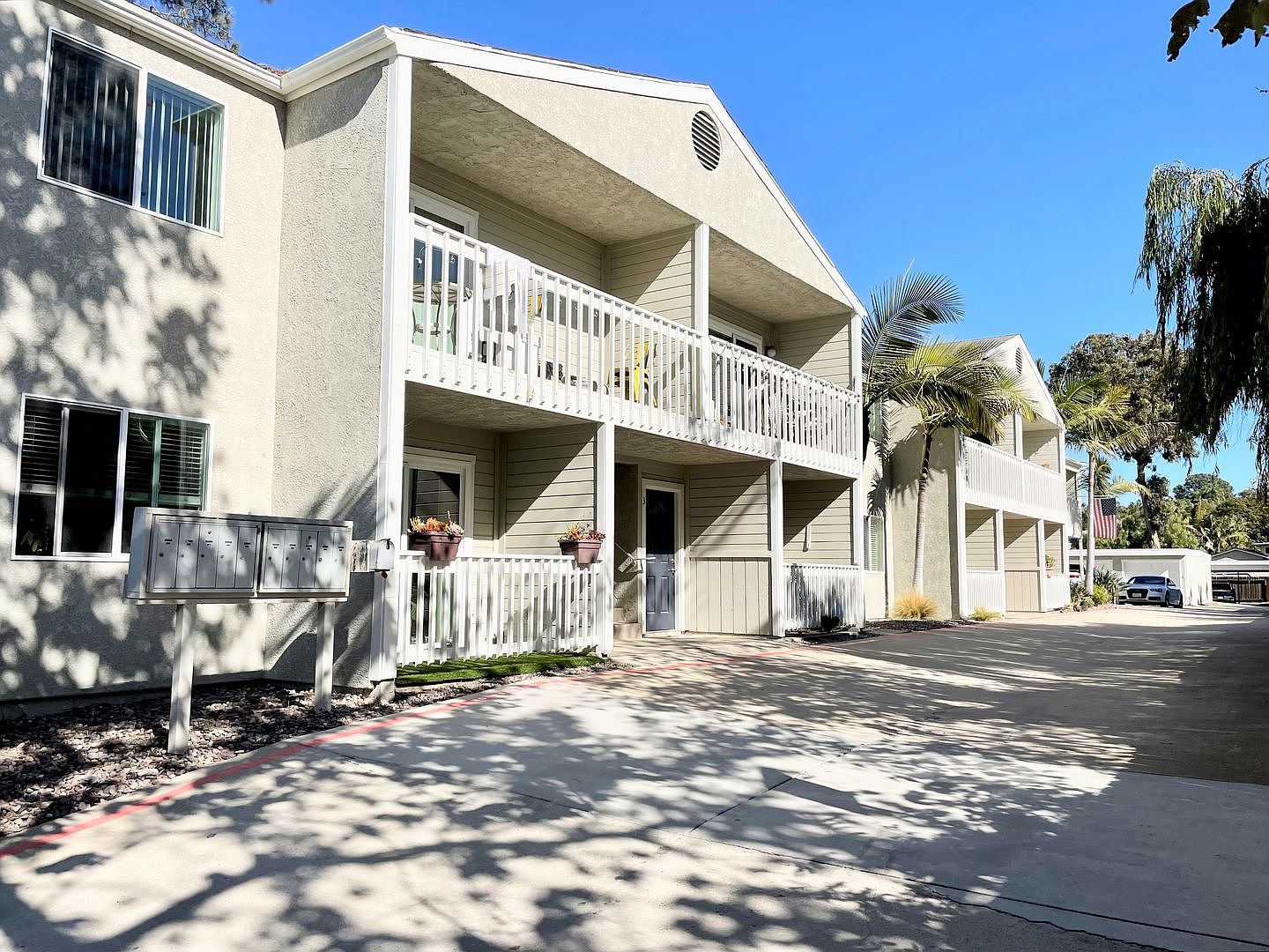 1435 N Vulcan Ave photo 2