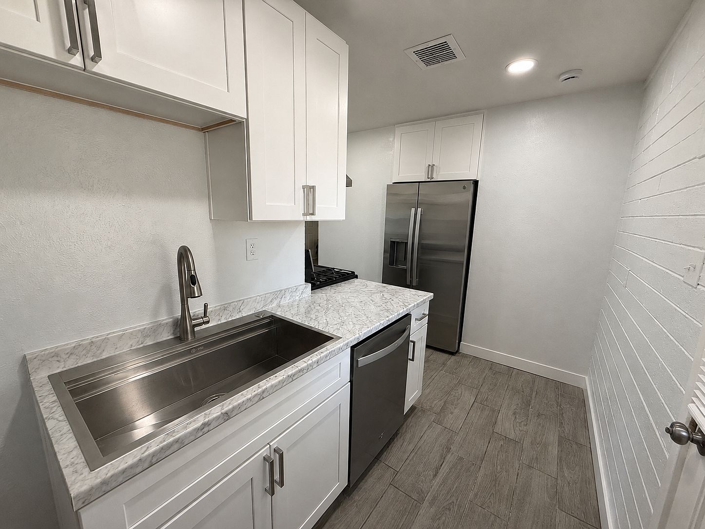2206 W Vista Ave photo 3