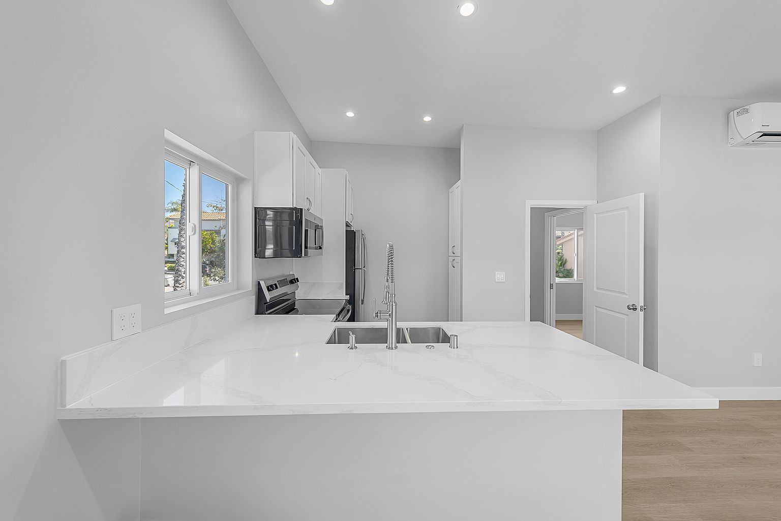 6046 Estelle St photo 4
