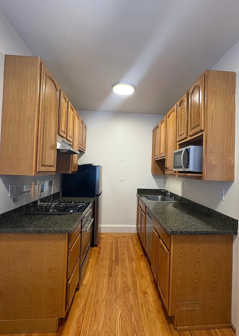 737 Hyde St photo 2