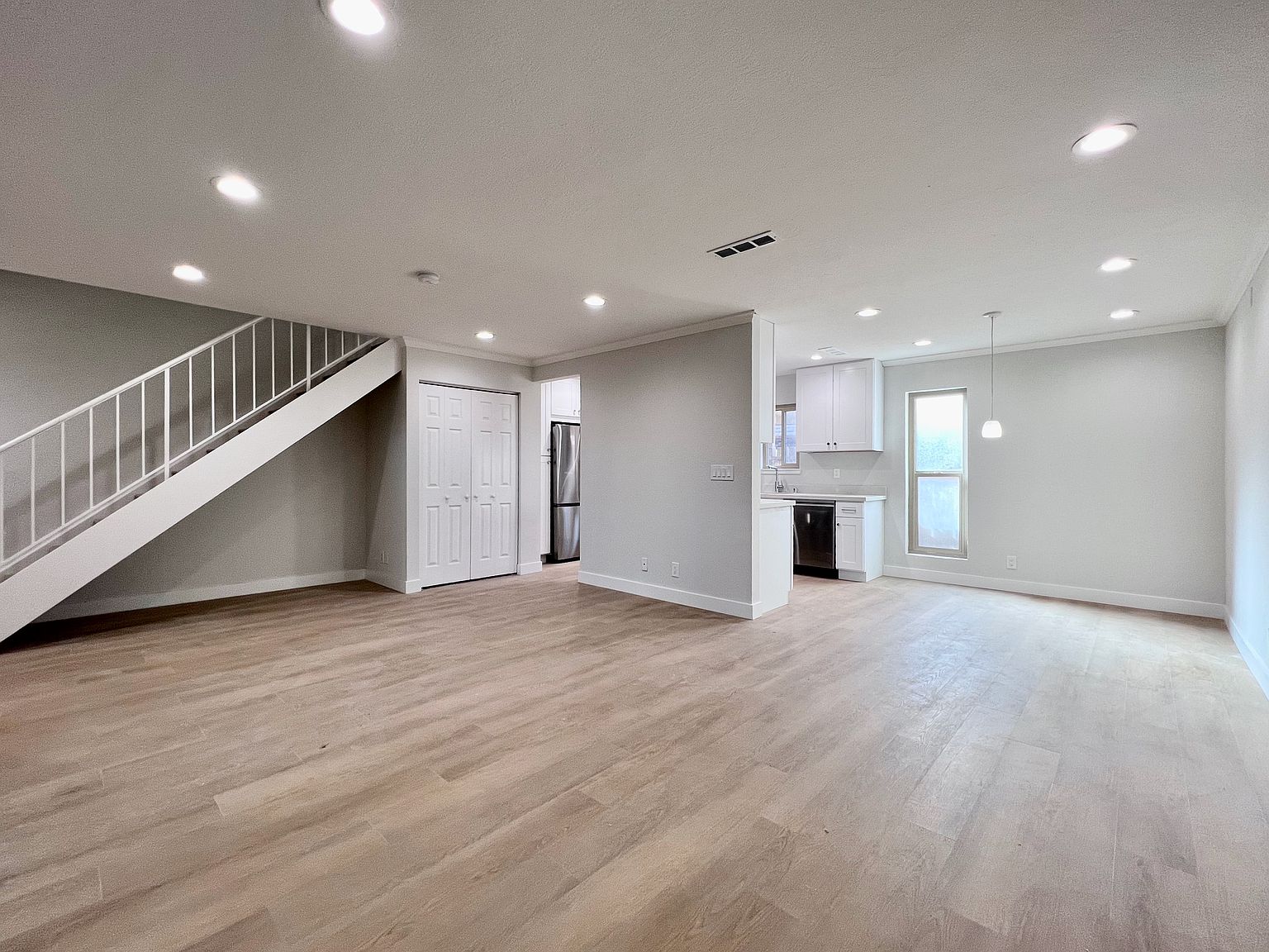 209 Red Oak Dr W photo 5