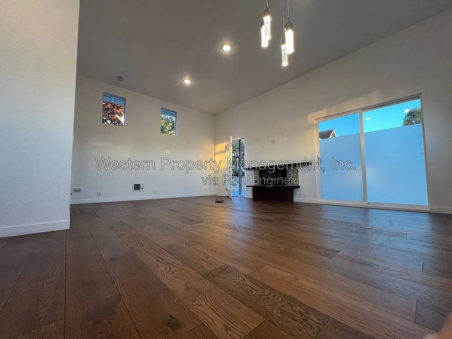 721B Clubhouse Dr photo 3