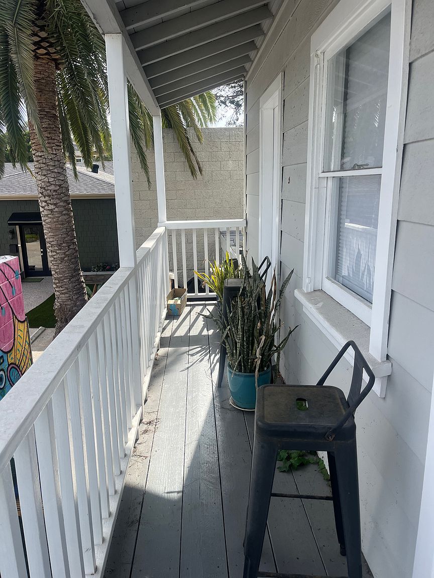 146 N Cedros Ave photo 3