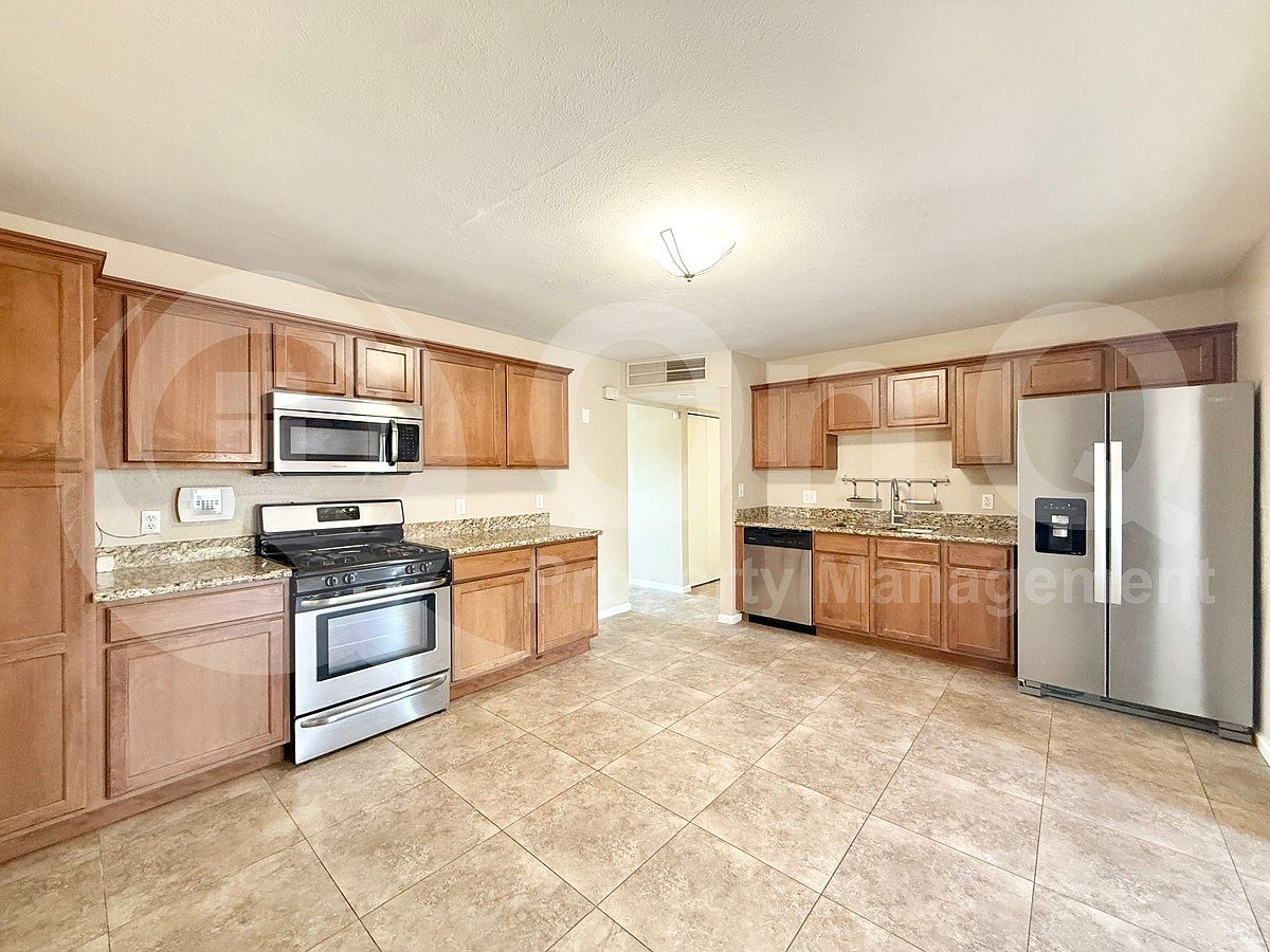 445 E Beatryce St photo 4