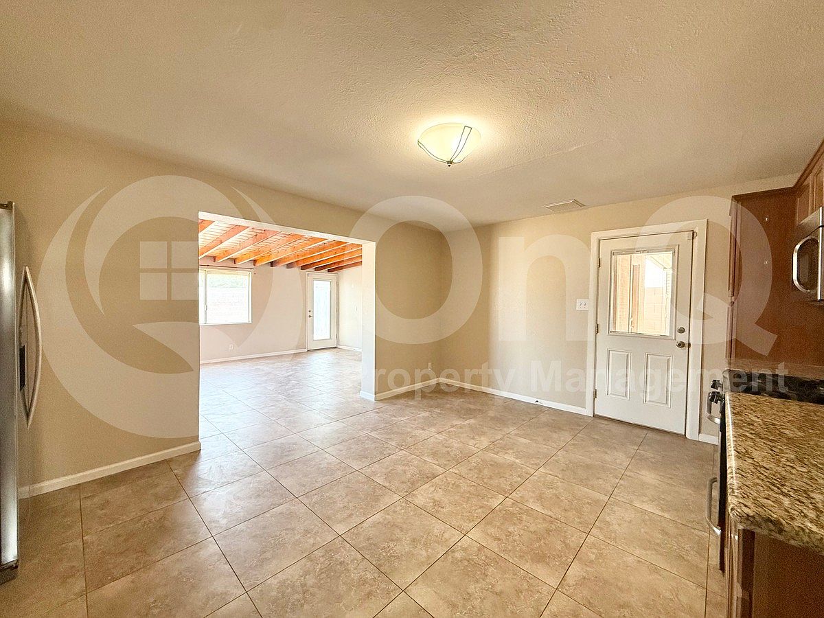 445 E Beatryce St photo 5